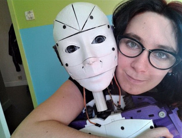 Роман с роботом: француженка распечатала себе возлюбленного на 3D-принтере