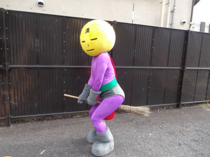 Mangetsu Man - супергерой-чистюля на улицах Токио
