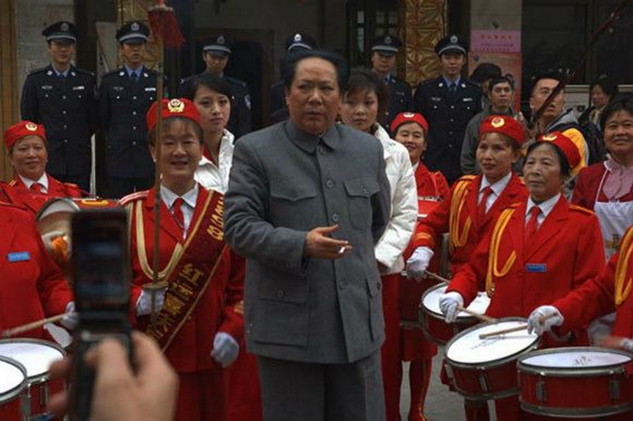 Чэнь Янь копирует поведение Мао Цзэдуна