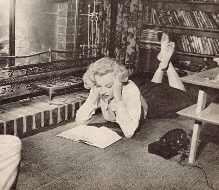 Мэрилин Монро с удовольствием позировала с книгами
