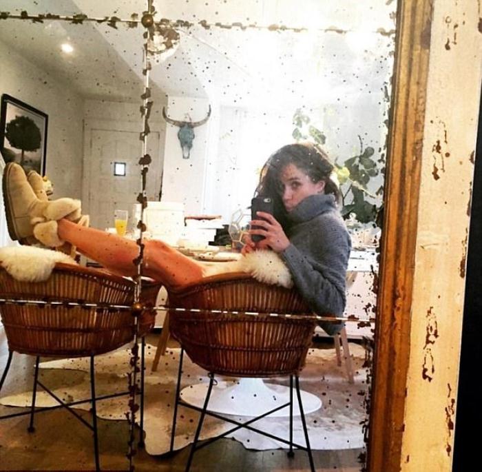 Селфи в старом зеркале, которое стояло в комнате Меган напротив обеденного стола.