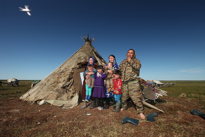 Ненецкая семья возле чума