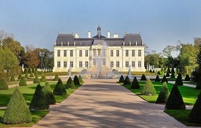 Дворец во Франции, купленный Мухаммедом, напоминает по своей стилистике Версальский дворец.