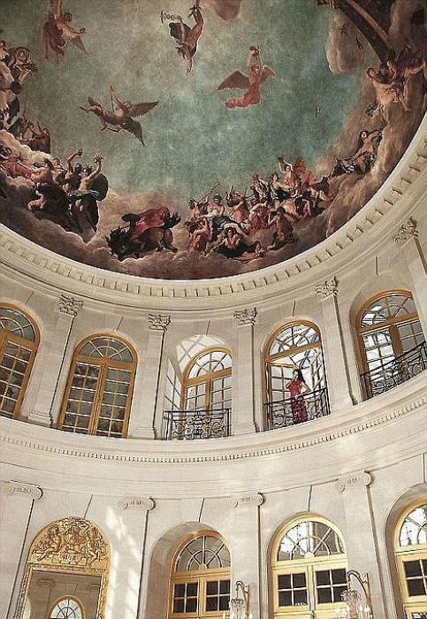 На потолках особняка - фрески, стилизованные под живопись XVII века.