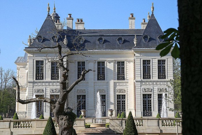 Особняк, построенный в стиле Версальского дворца.
