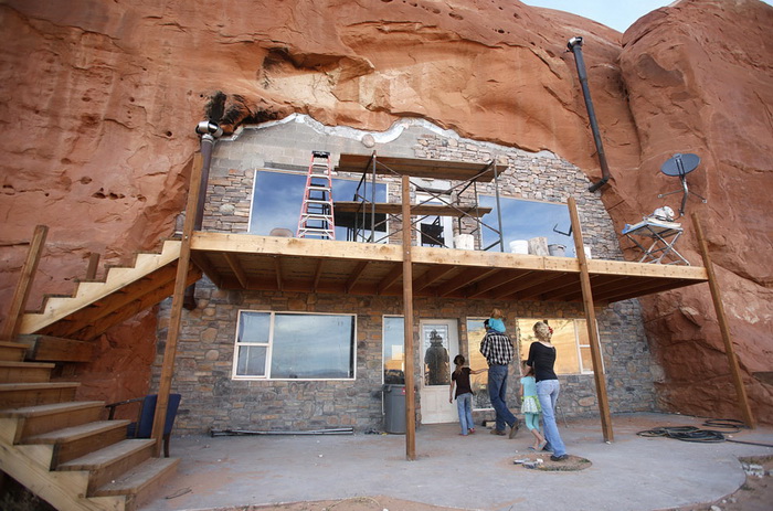 Поселение мормонов в штает Юта: двухэтажный коттедж, вырезанный в скале