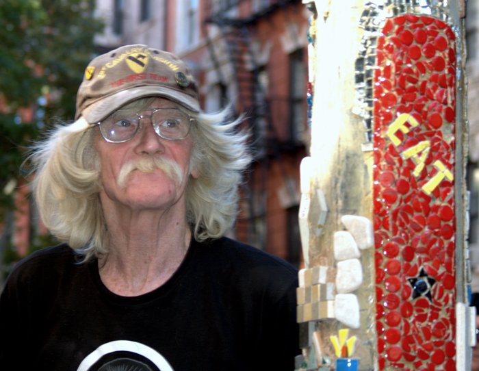 Удивительные мозаики Джима Пауэра на столбах в  East Village
