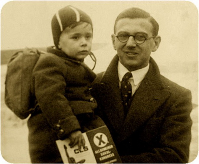 Николас Уинтон с ребенком на руках