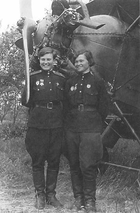 Ирина Себрова и Наталья Меклин. Фото: tamanskipolk46.narod.ru