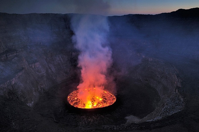 Озеро раскаленной лавы в кратере вулкана Ньирагонго
