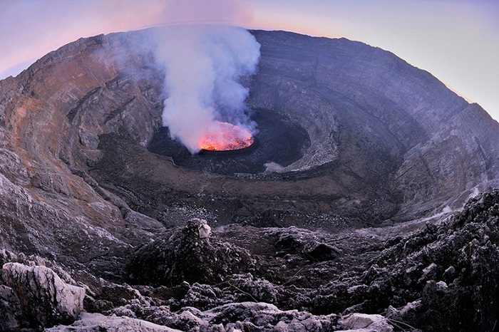 Озеро раскаленной лавы в кратере вулкана Ньирагонго