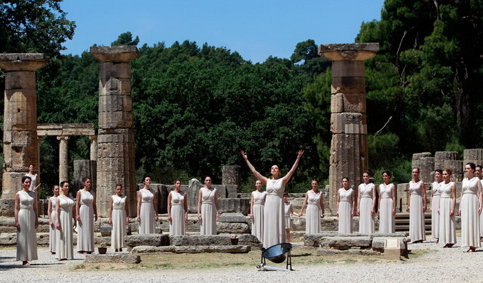 Олимпийский огонь зажгли среди руин древнегреческого храма богини Геры