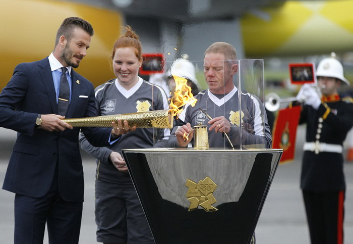 Дэвид Бекхэм зажигает олимпийский факел