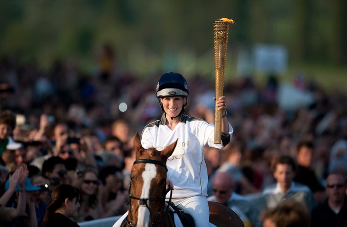 Зара Филлипс, член британской конной олимпийской команды, старшая внучка королевы Елизаветы II и принца Филиппа, держит олимпийский факел