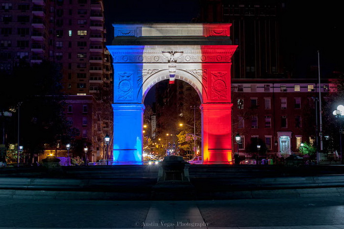 Мировые достопримечательности в цветах французского триколора