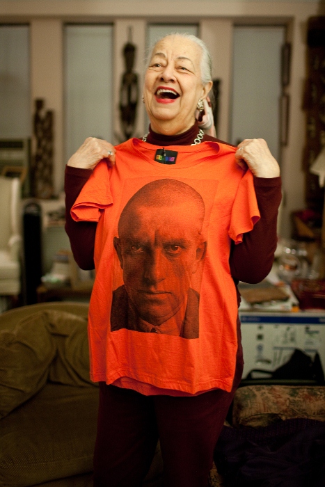 Дочь Маяковского с футболкой, на которой - портрет отца. Фото: Peoples.ru
