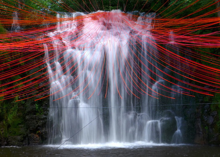 Ярко-красные ленты над водопадом: инсталляция от Пьера Фабре (Pier Fabre)