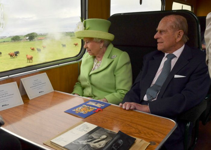 Путешествие на поезде с паровым двигателем в Северной Ирландии.