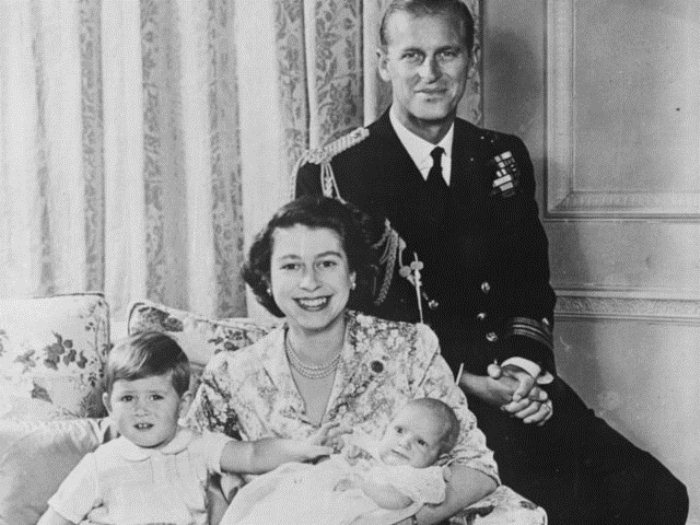 Молодая семья с принцем Чарльзом и принцессой Анной.