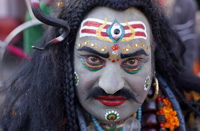 Один из участников ярмарки в образе бога Шивы
