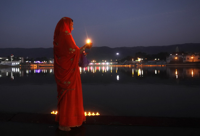 Вечерняя молитва паломников в Пушкаре (Индия)