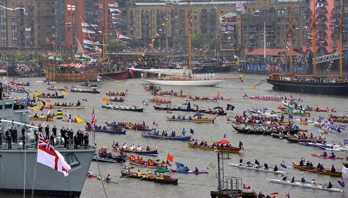 Флотилия во время речного парада на Темзе