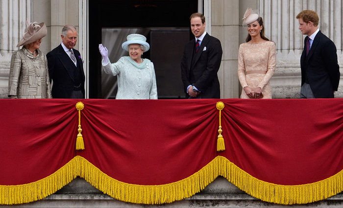 Королевская семья в Букингемском дворце во время юбилейных торжеств
