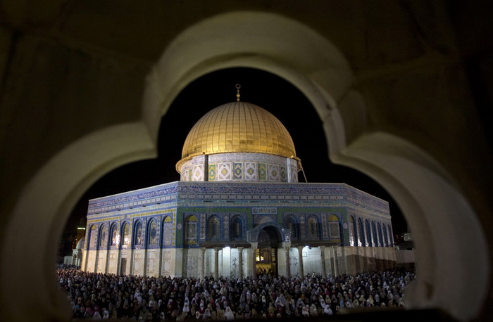 Рамадан - священный месяц у мусульман. Молитва мусульман в одной из мечетей Иерусалима