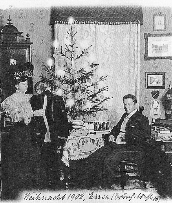 Фотография семьи Вагнер у елки. 1908 год