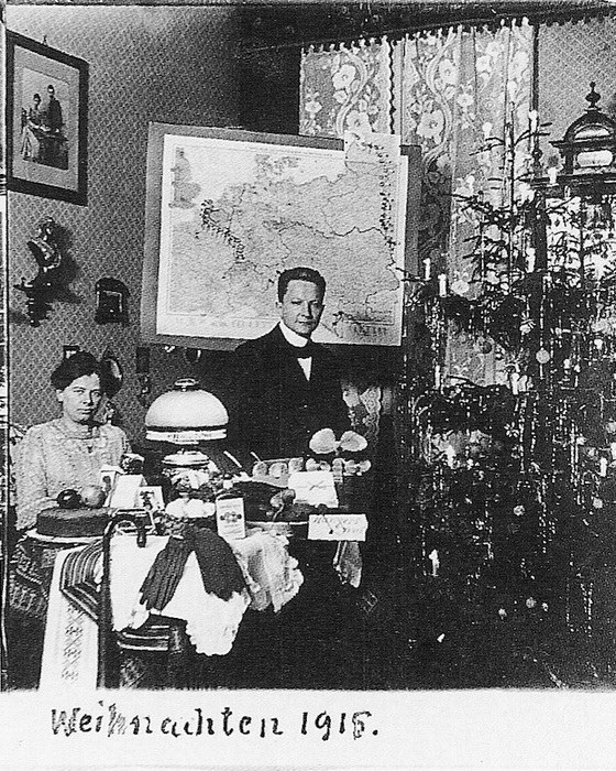 Фотография семьи Вагнер у елки. 1915 год