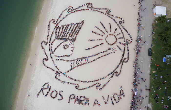 *Живой* баннер, выстроенный из нескольких сотен человек, на пляже Flamengo