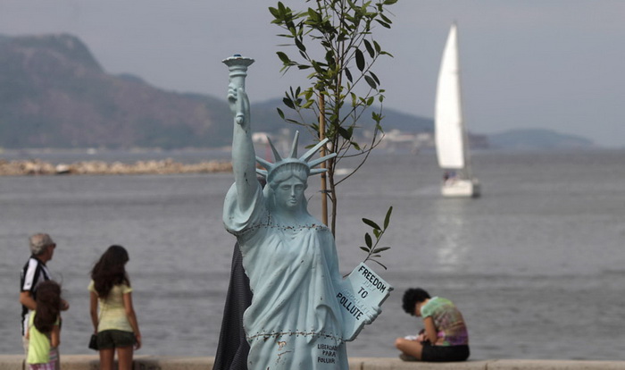 Макет статуи свободы на саммите «Rio+20»