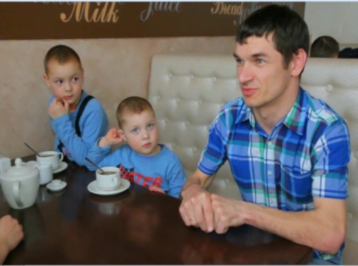 Алексей Рогозников с двумя сыновьями.