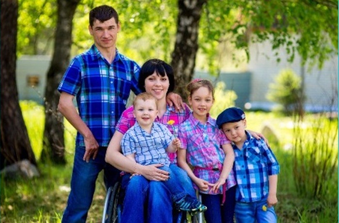 Алексей Рогозников с женой Натальей и тремя детьми.