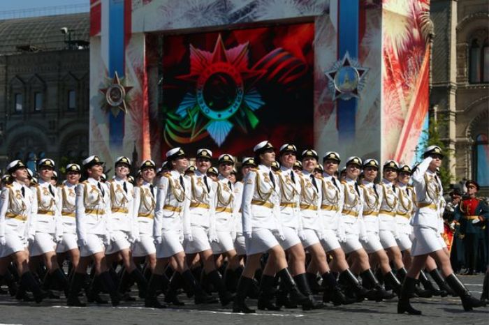 Девушки на параде в Москве | Фото: mirror.co.uk