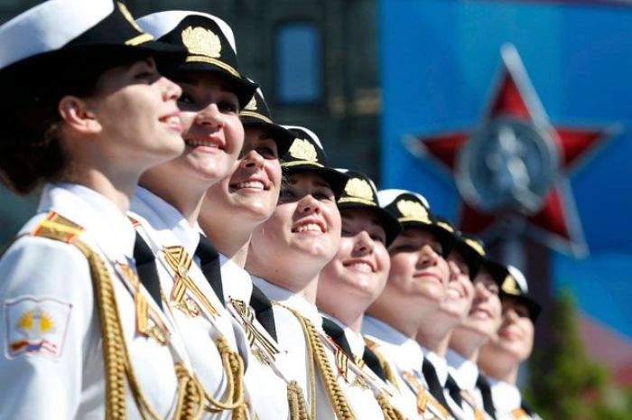 Девушки на параде в Москве | Фото: reuters.com
