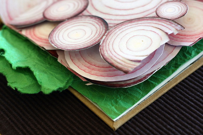 Каждая из страниц книги-сэндвича оформлена в виде одного из ингредиентов