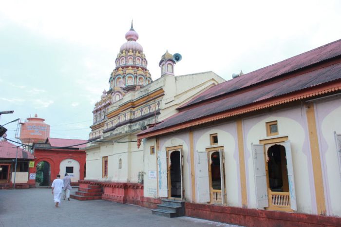 Храм без дверей в деревне Shani Shingnapur