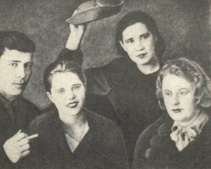 Любовь Шевцова(вторая слева)с друзьями. Примерно 1940-1941 г.