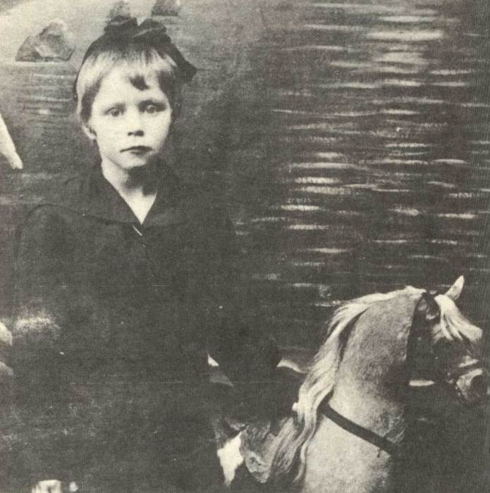Люба Шевцова в шестилетнем возрасте