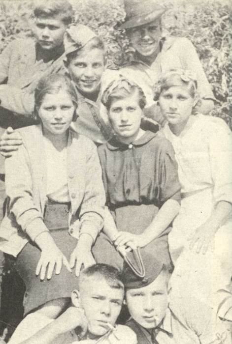 Люба Шевцова(в среднем ряду первая слева)перед отъездом в школу радистов. Март 1942 г.