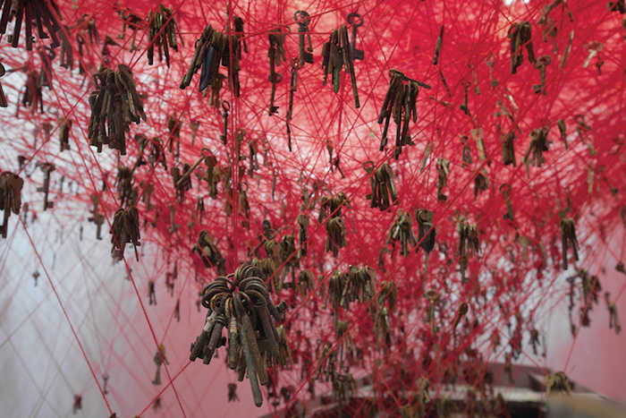 Инсталляция японской художницы Чихару Шиота (Chiharu Shiota)