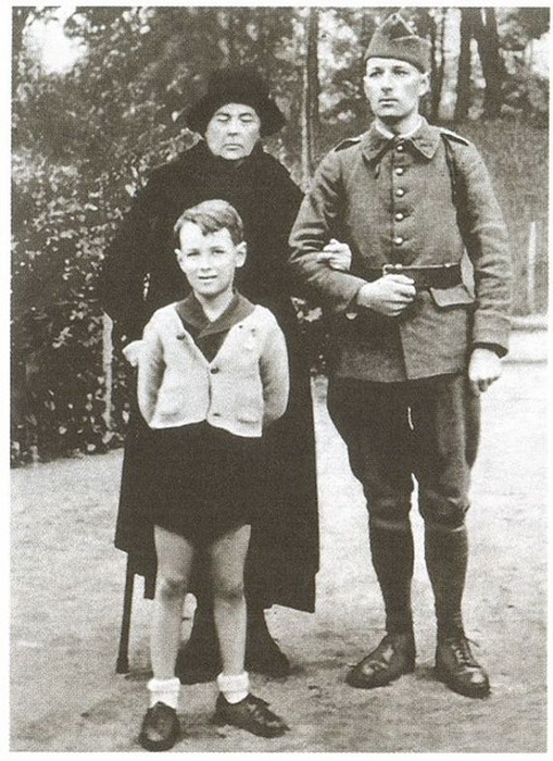 Софья Федоровна Колчак с сыном Ростиславом (офицером французской армии)и внуком Александром. Франция, 1939 год