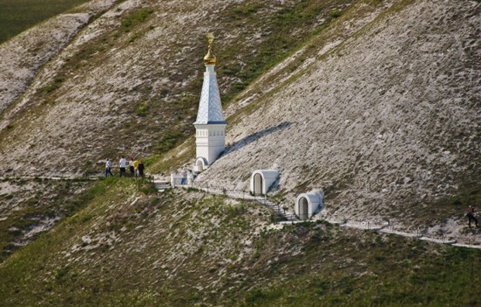Свято-Спасский монастырь возведен в меловых горах