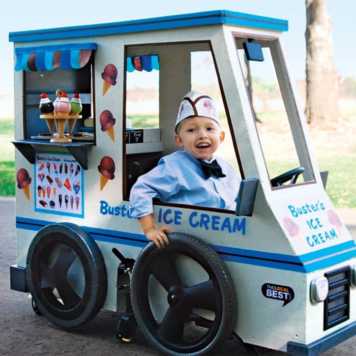 Инвалидная коляска, которая выглядит, как грузовичок с мороженым.