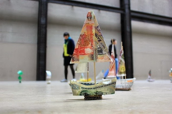 Флотилия из банкнот: инсталляция от Сьюзан Стоквелл (Susan Stockwell)