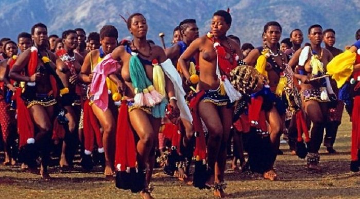 Девушки танцуют на параде девственниц.