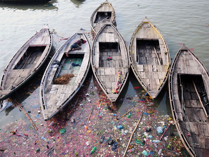 В водах реки Ганг много мусора.
