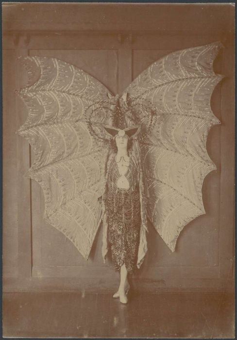 Пикси Герберт в костюме летучей мыши, ок. 1923 г.