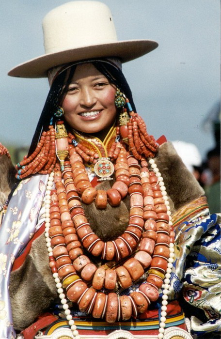 Женщина с ожерельем